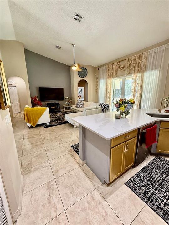 En Venta: $555,000 (4 camas, 3 baños, 2360 Pies cuadrados)