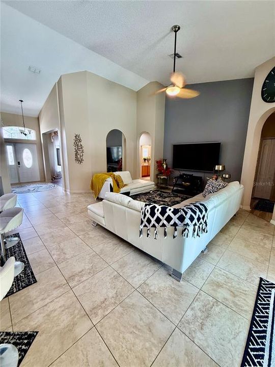 En Venta: $555,000 (4 camas, 3 baños, 2360 Pies cuadrados)