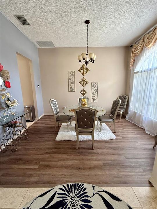 En Venta: $555,000 (4 camas, 3 baños, 2360 Pies cuadrados)