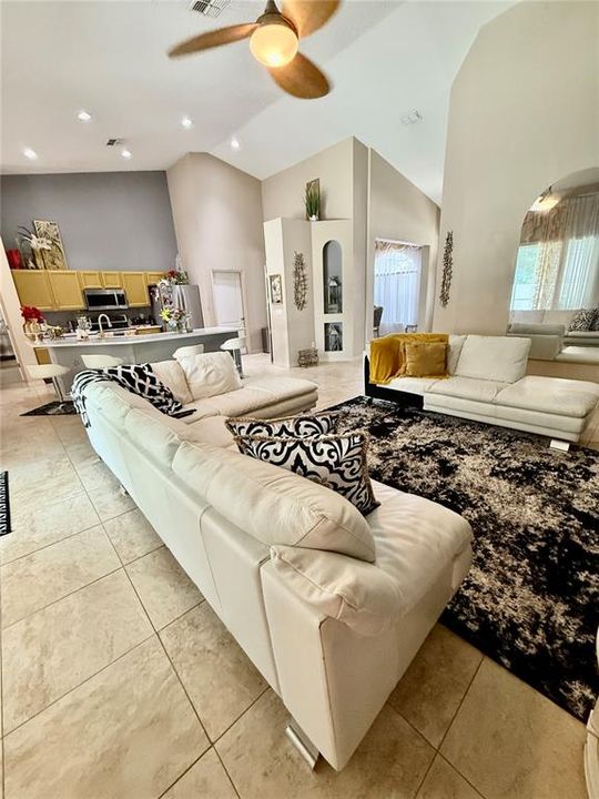 En Venta: $555,000 (4 camas, 3 baños, 2360 Pies cuadrados)