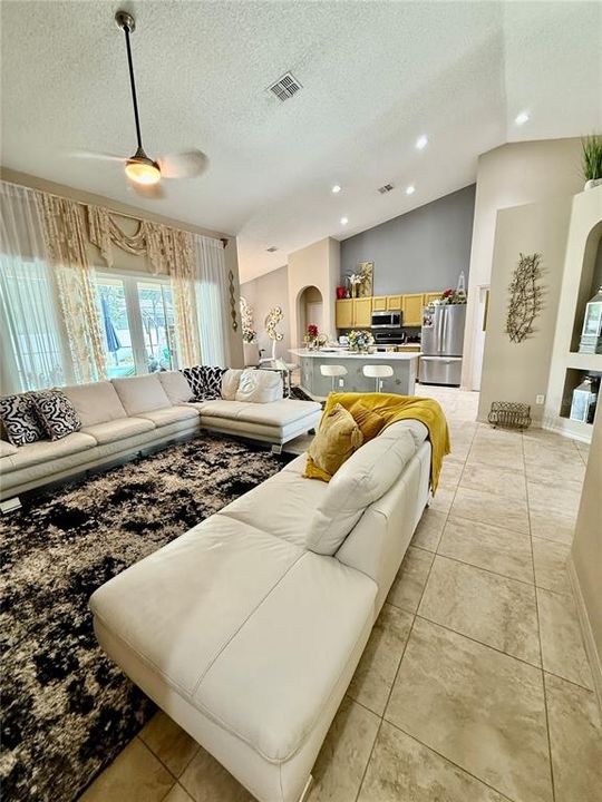En Venta: $555,000 (4 camas, 3 baños, 2360 Pies cuadrados)
