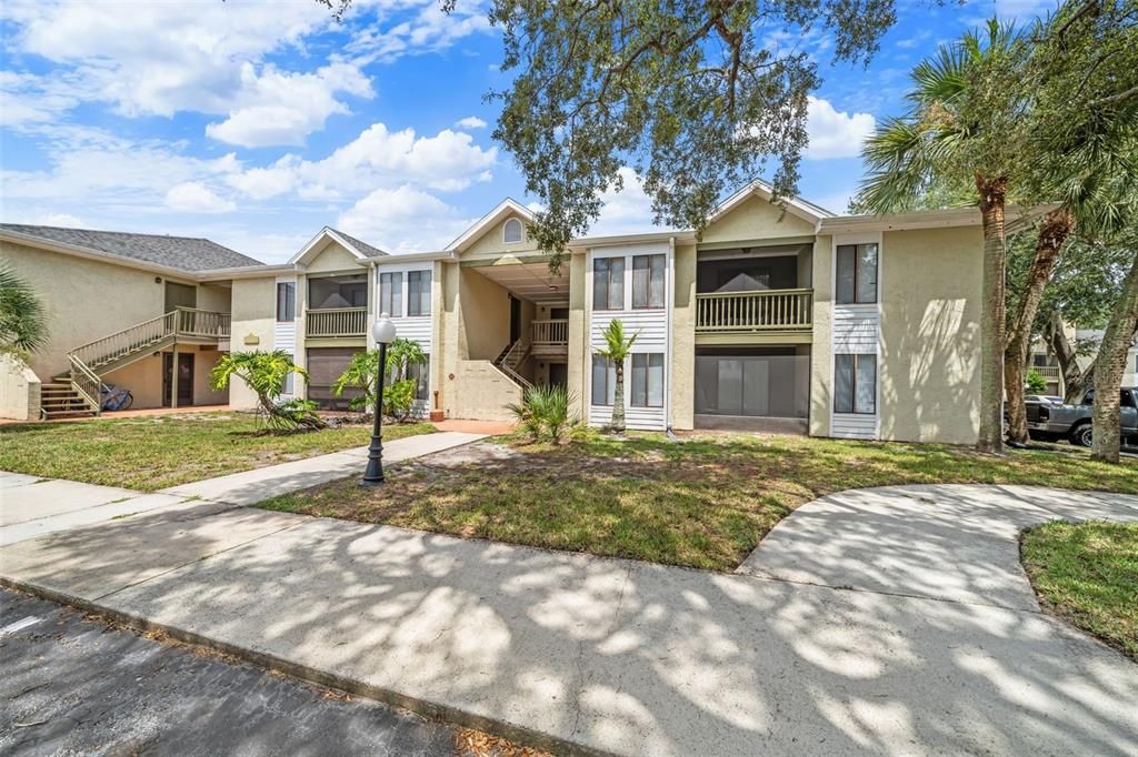 Active With Contract: $139,900 (2 beds, 2 baths, 864 Square Feet)