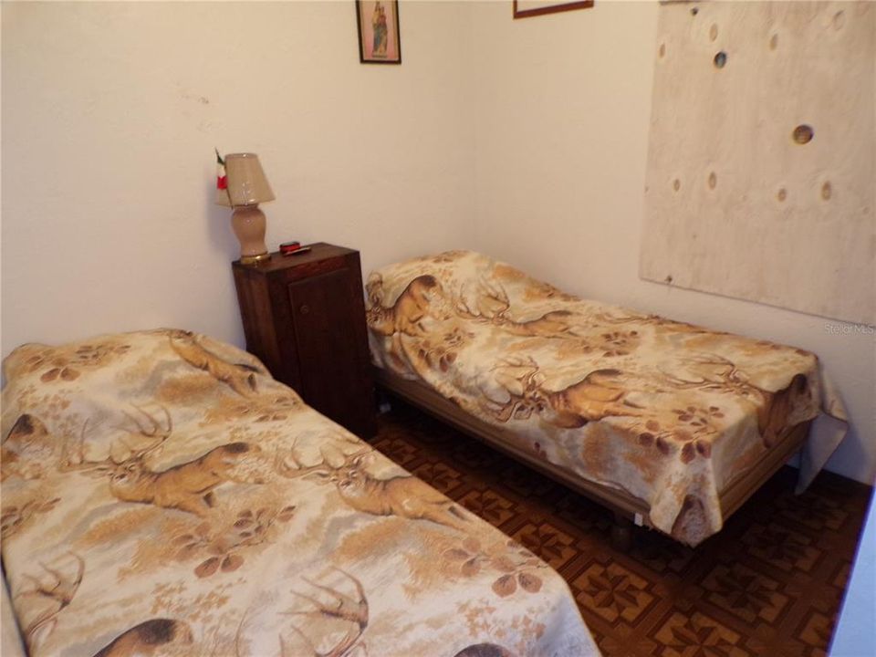 For Sale: $99,500 (2 beds, 1 baths, 400 Square Feet)