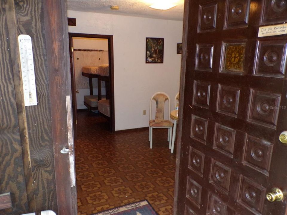 For Sale: $99,500 (2 beds, 1 baths, 400 Square Feet)