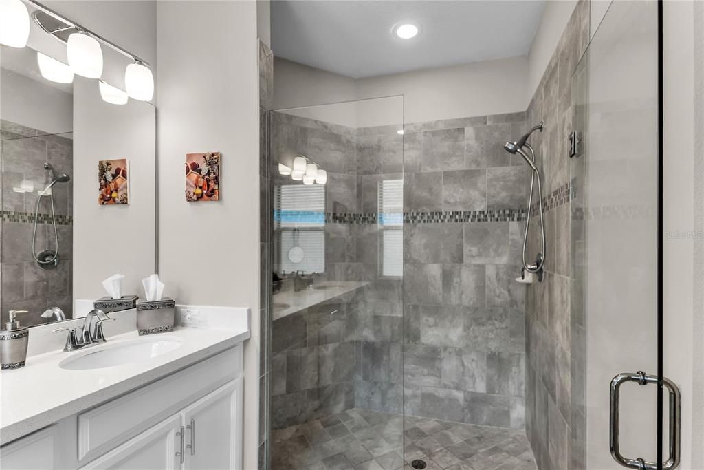Activo con contrato: $799,900 (4 camas, 3 baños, 2818 Pies cuadrados)