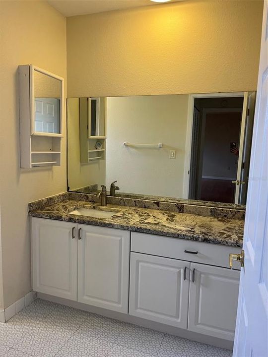 For Rent: $1,700 (1 beds, 1 baths, 827 Square Feet)