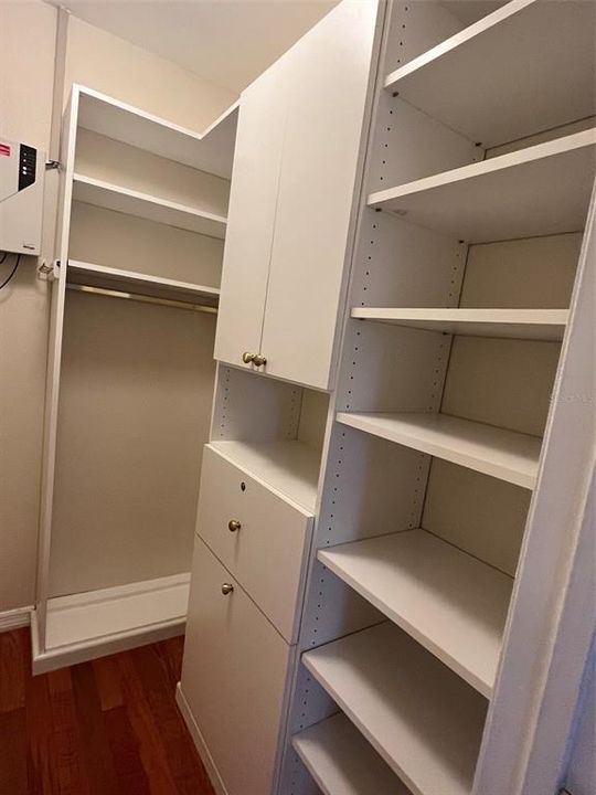 For Rent: $1,700 (1 beds, 1 baths, 827 Square Feet)