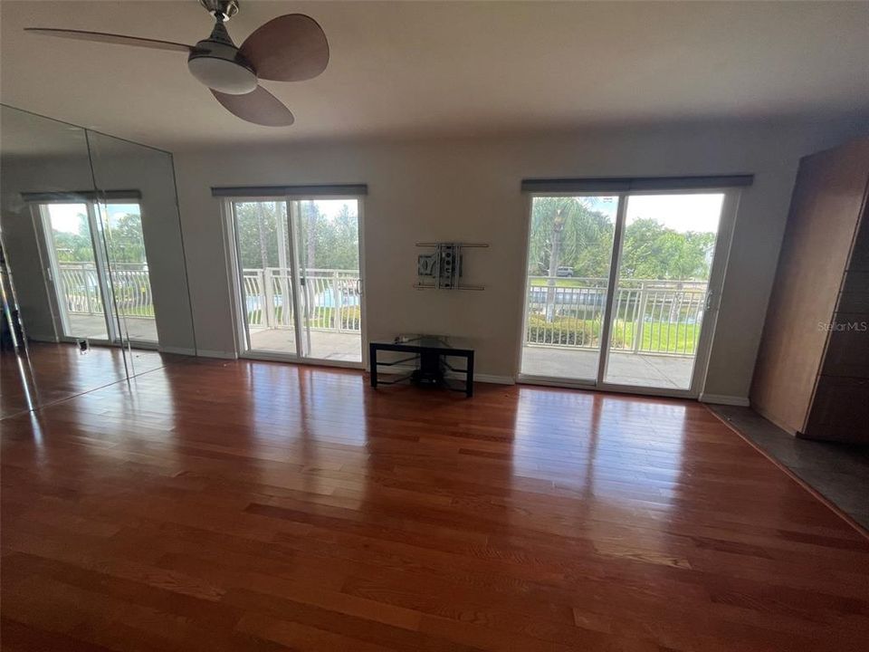 For Rent: $1,700 (1 beds, 1 baths, 827 Square Feet)