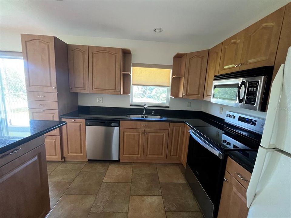 For Rent: $1,700 (1 beds, 1 baths, 827 Square Feet)