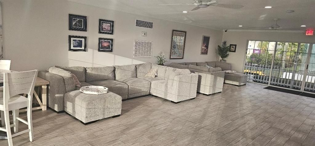 For Rent: $1,700 (1 beds, 1 baths, 827 Square Feet)