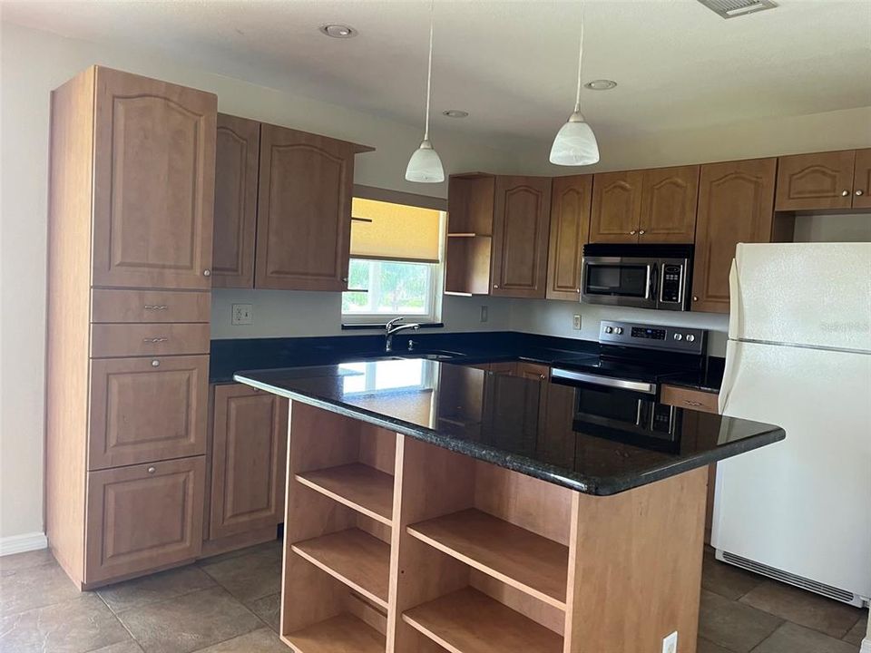 For Rent: $1,700 (1 beds, 1 baths, 827 Square Feet)