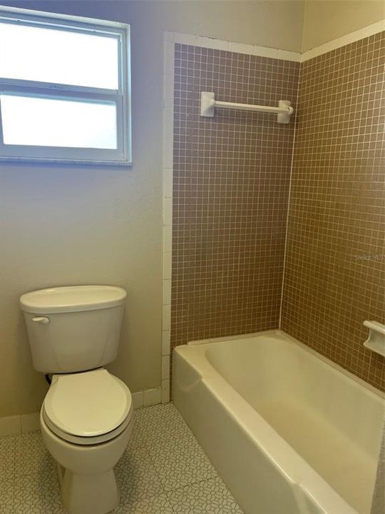 For Rent: $1,700 (1 beds, 1 baths, 827 Square Feet)
