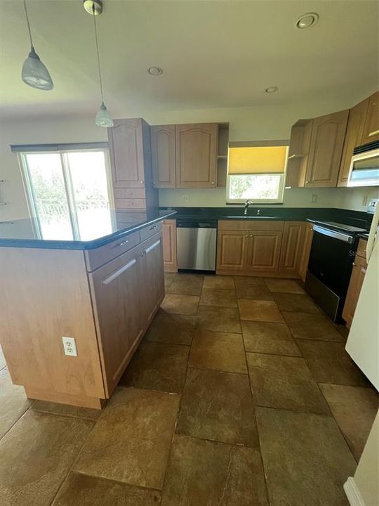For Rent: $1,700 (1 beds, 1 baths, 827 Square Feet)