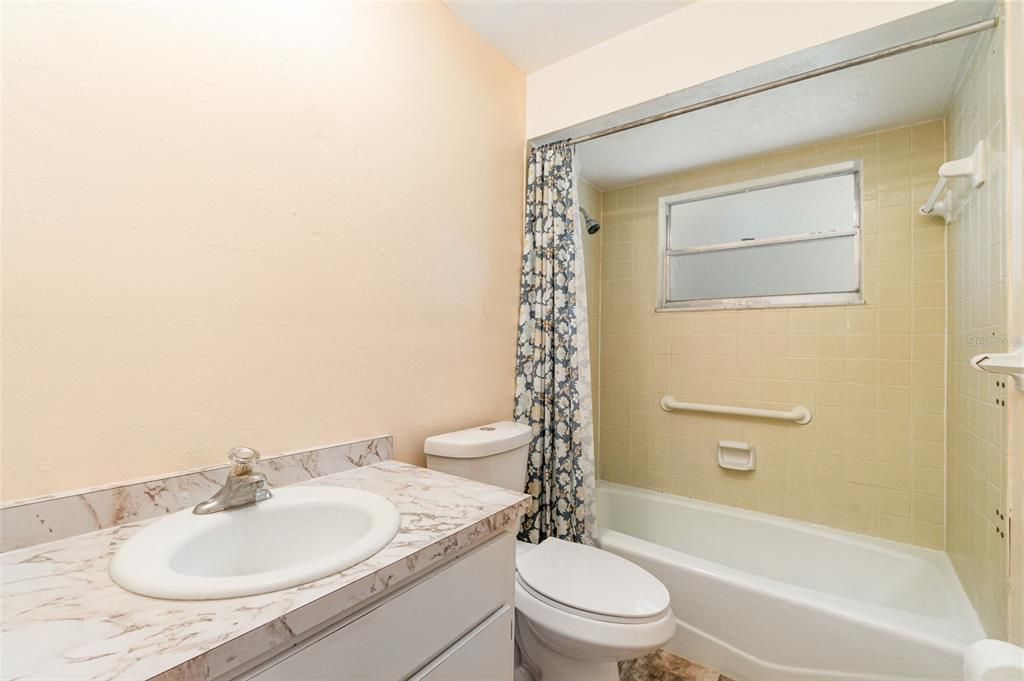 For Sale: $215,000 (2 beds, 1 baths, 775 Square Feet)