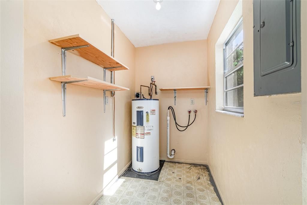 For Sale: $215,000 (2 beds, 1 baths, 775 Square Feet)