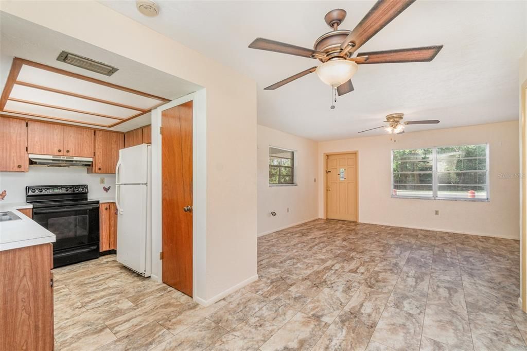 For Sale: $215,000 (2 beds, 1 baths, 775 Square Feet)