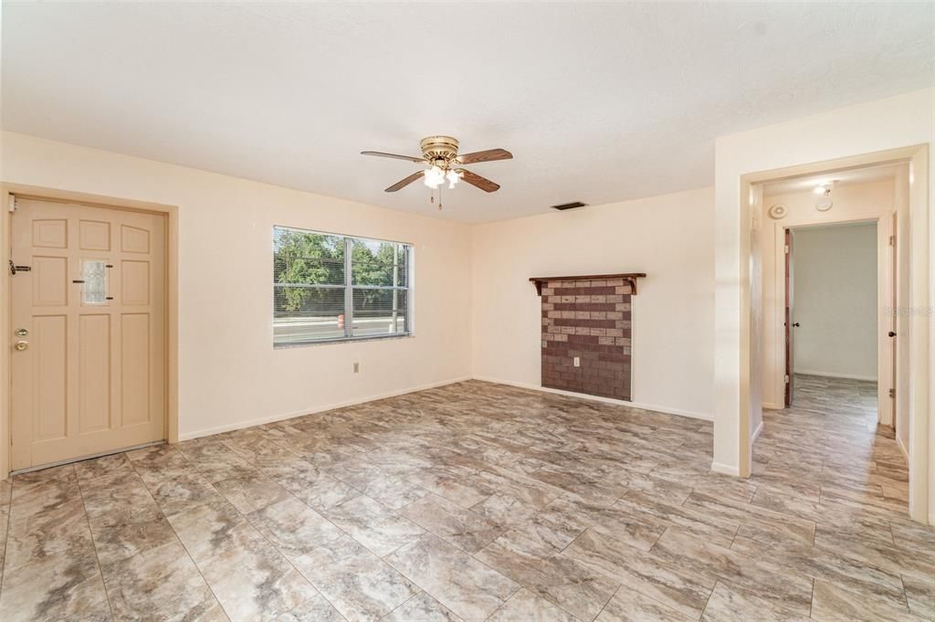 For Sale: $215,000 (2 beds, 1 baths, 775 Square Feet)