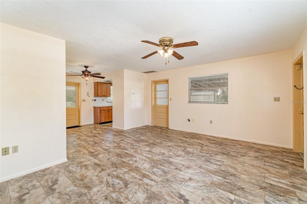 For Sale: $215,000 (2 beds, 1 baths, 775 Square Feet)