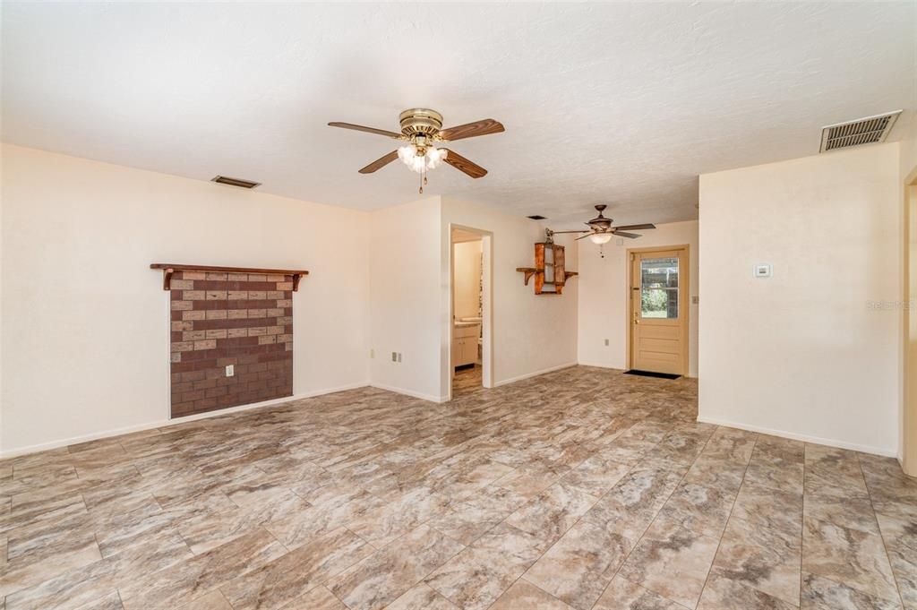 For Sale: $215,000 (2 beds, 1 baths, 775 Square Feet)