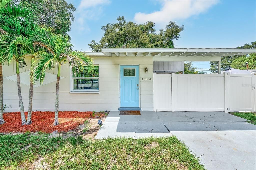 For Sale: $329,900 (2 beds, 1 baths, 704 Square Feet)