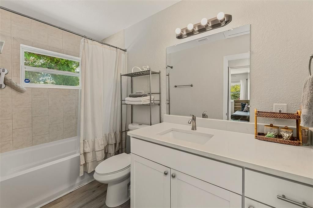 For Sale: $329,900 (2 beds, 1 baths, 704 Square Feet)