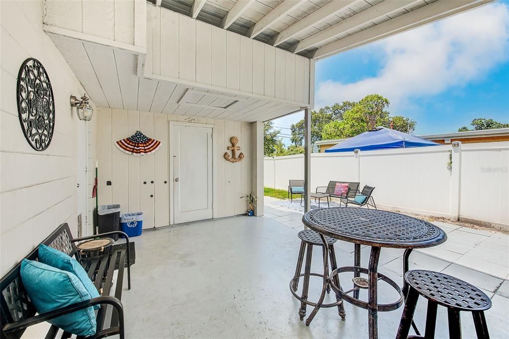 For Sale: $329,900 (2 beds, 1 baths, 704 Square Feet)