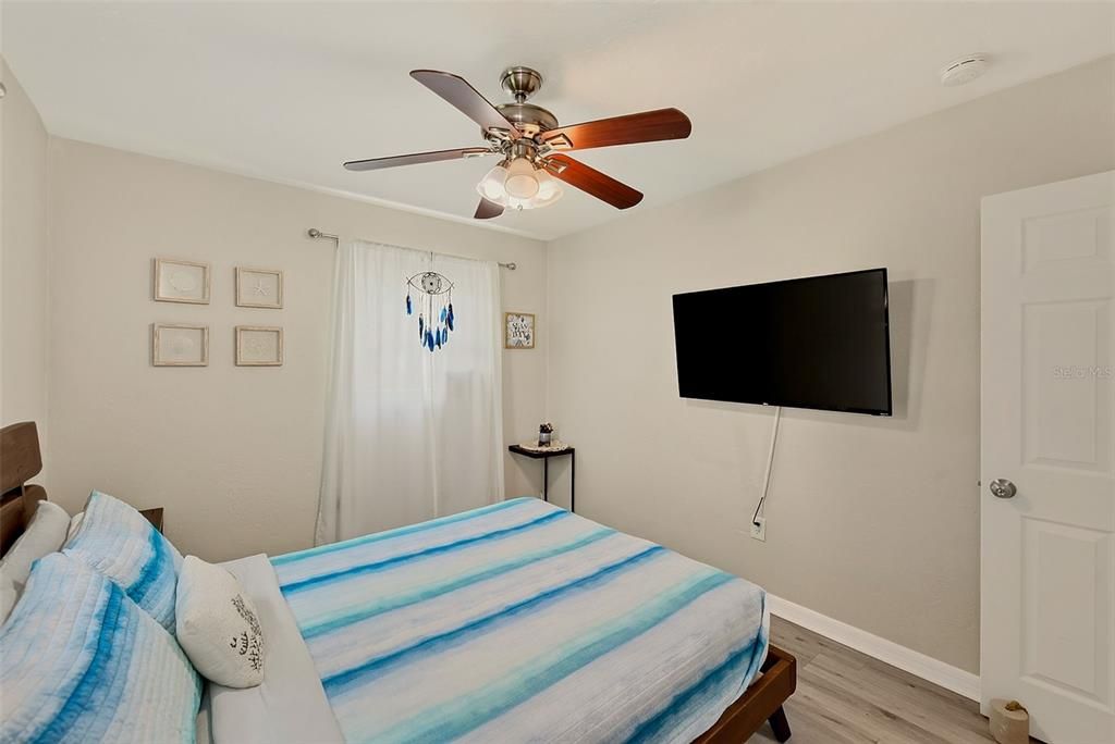 For Sale: $329,900 (2 beds, 1 baths, 704 Square Feet)