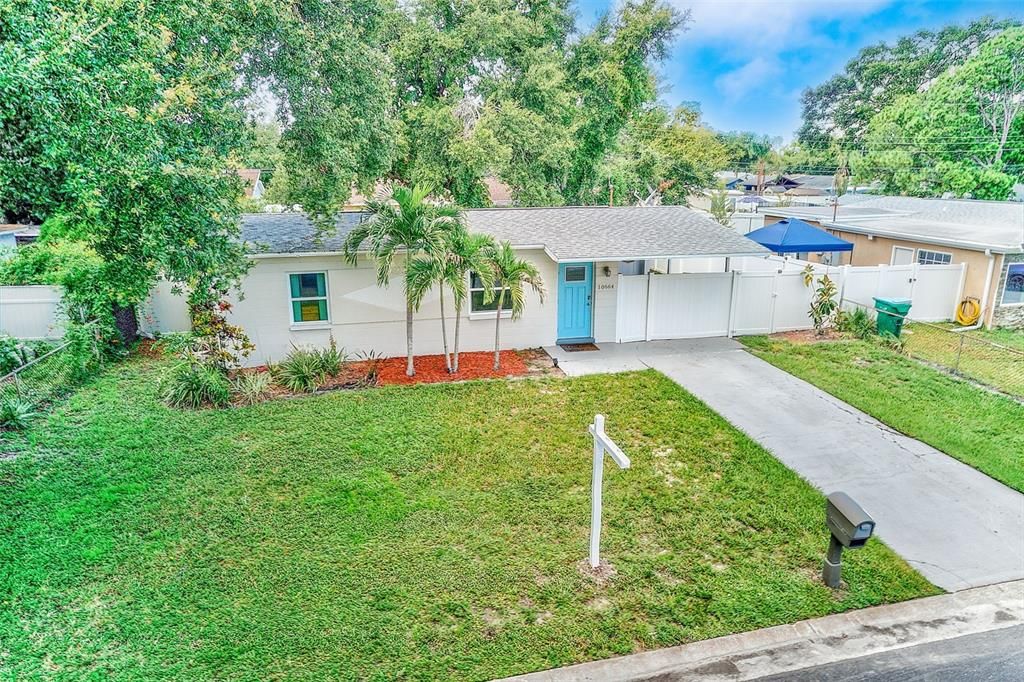 For Sale: $329,900 (2 beds, 1 baths, 704 Square Feet)