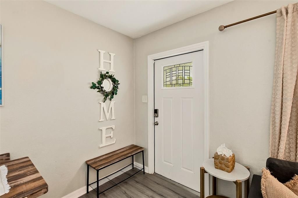 For Sale: $329,900 (2 beds, 1 baths, 704 Square Feet)
