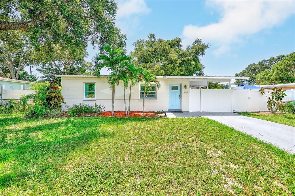 For Sale: $329,900 (2 beds, 1 baths, 704 Square Feet)