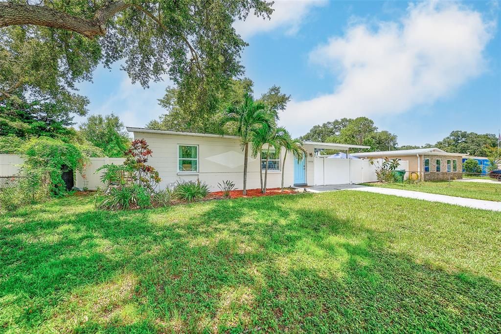 For Sale: $329,900 (2 beds, 1 baths, 704 Square Feet)
