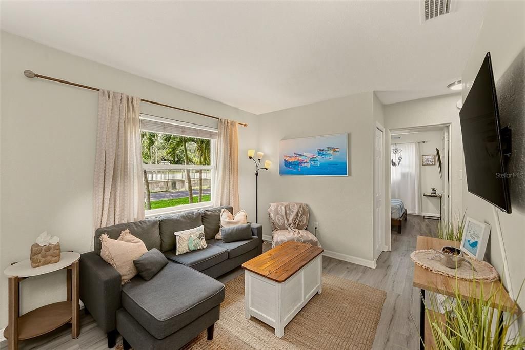 For Sale: $329,900 (2 beds, 1 baths, 704 Square Feet)