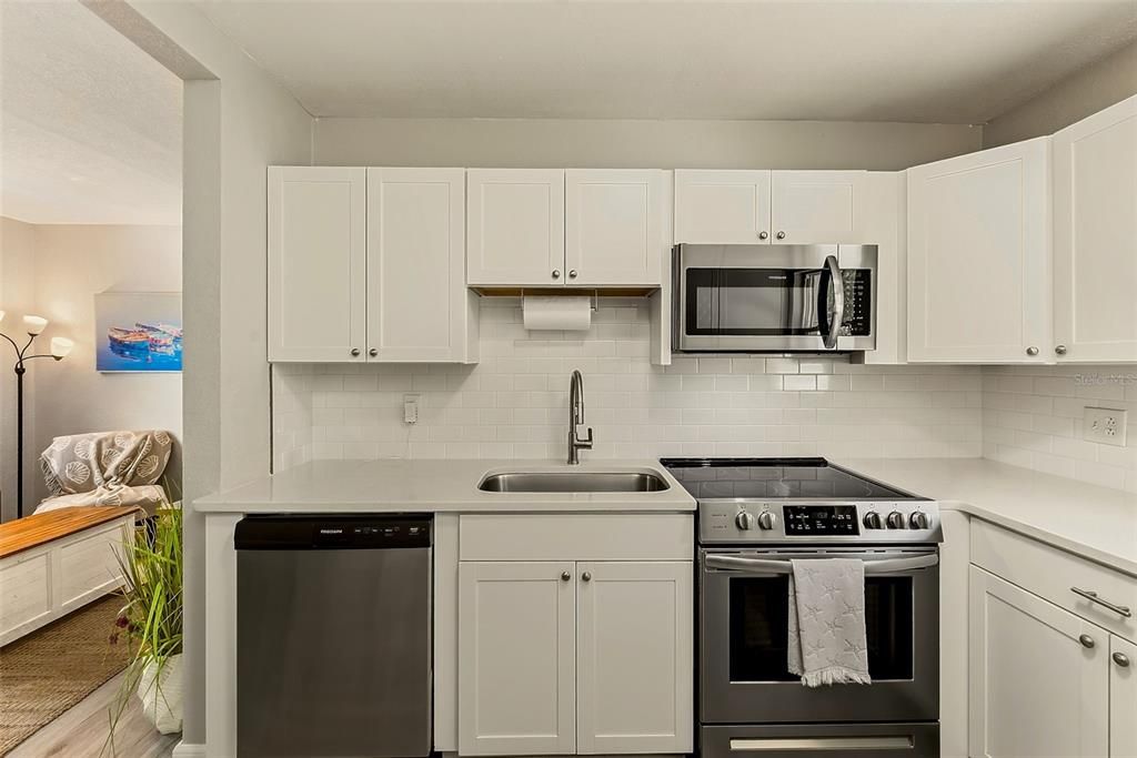For Sale: $329,900 (2 beds, 1 baths, 704 Square Feet)