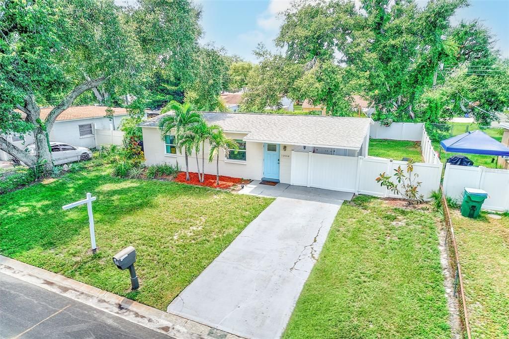 For Sale: $329,900 (2 beds, 1 baths, 704 Square Feet)