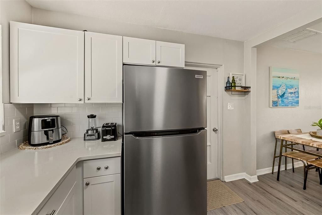 For Sale: $329,900 (2 beds, 1 baths, 704 Square Feet)