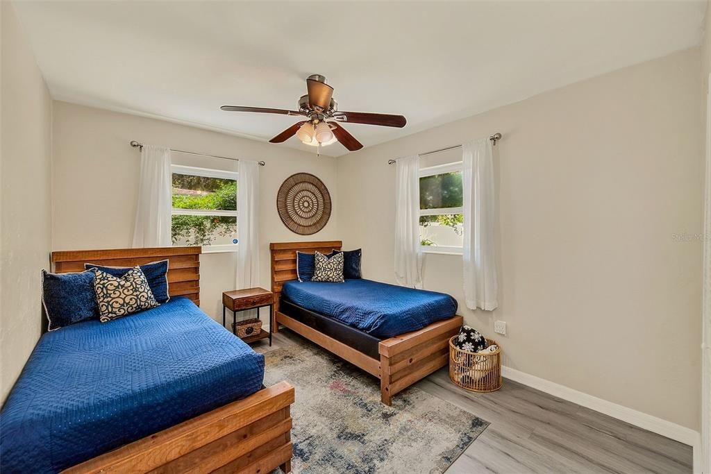 For Sale: $329,900 (2 beds, 1 baths, 704 Square Feet)