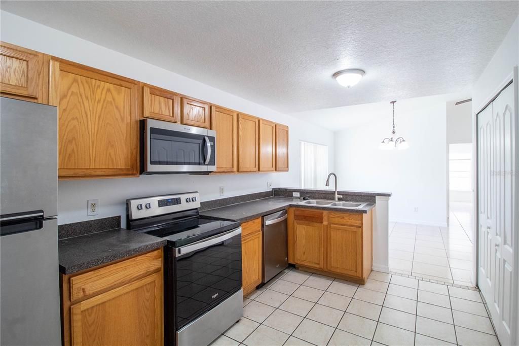 For Rent: $2,400 (3 beds, 3 baths, 1594 Square Feet)