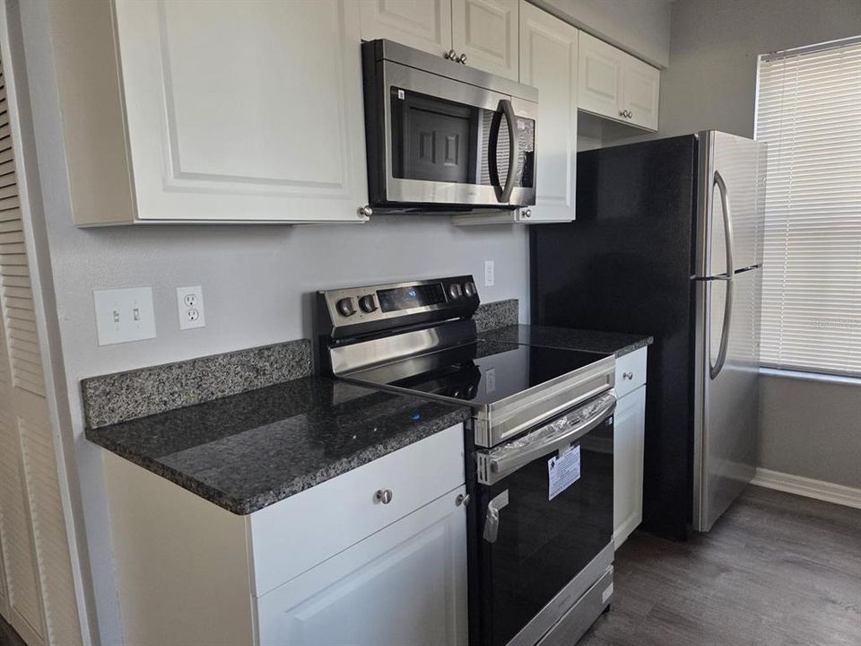For Sale: $189,890 (2 beds, 2 baths, 1100 Square Feet)
