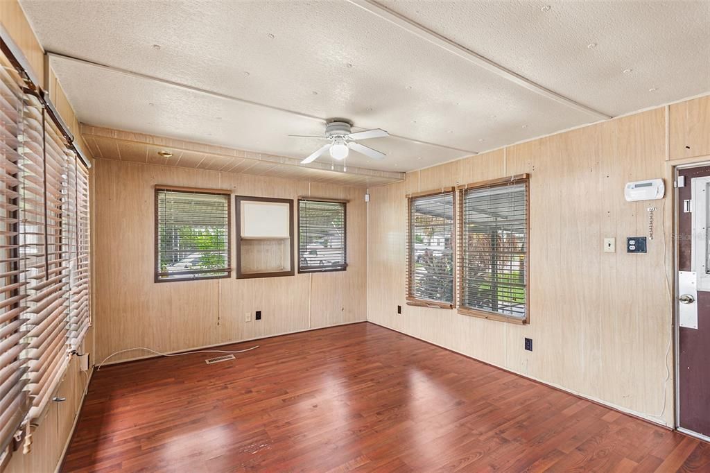 For Sale: $99,500 (1 beds, 1 baths, 552 Square Feet)