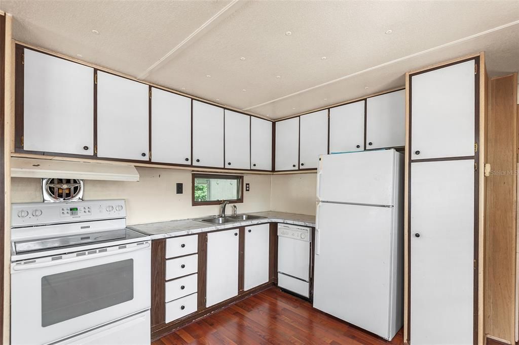 For Sale: $99,500 (1 beds, 1 baths, 552 Square Feet)