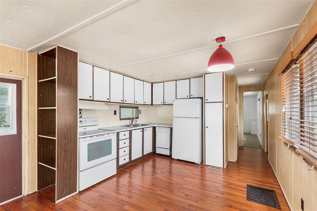 For Sale: $99,500 (1 beds, 1 baths, 552 Square Feet)
