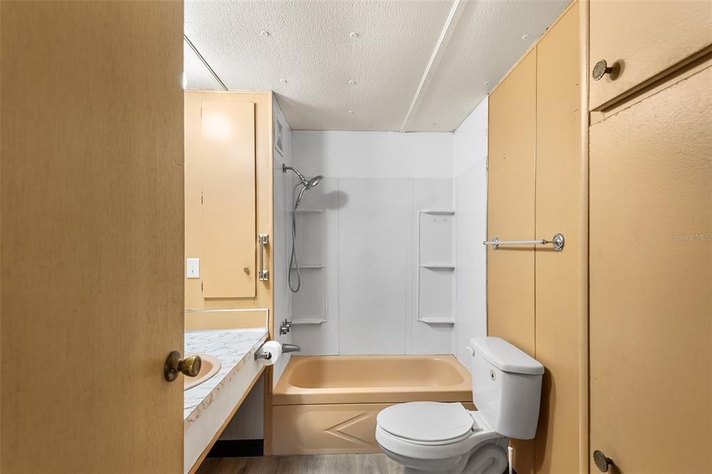 For Sale: $99,500 (1 beds, 1 baths, 552 Square Feet)