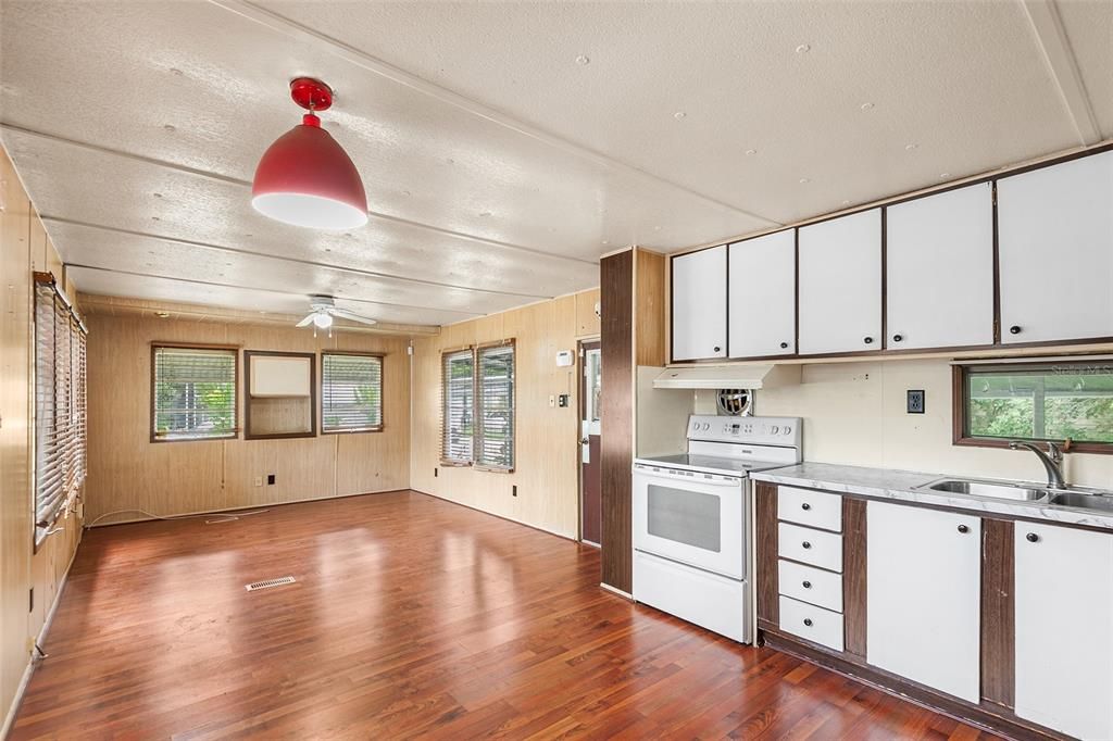 For Sale: $99,500 (1 beds, 1 baths, 552 Square Feet)