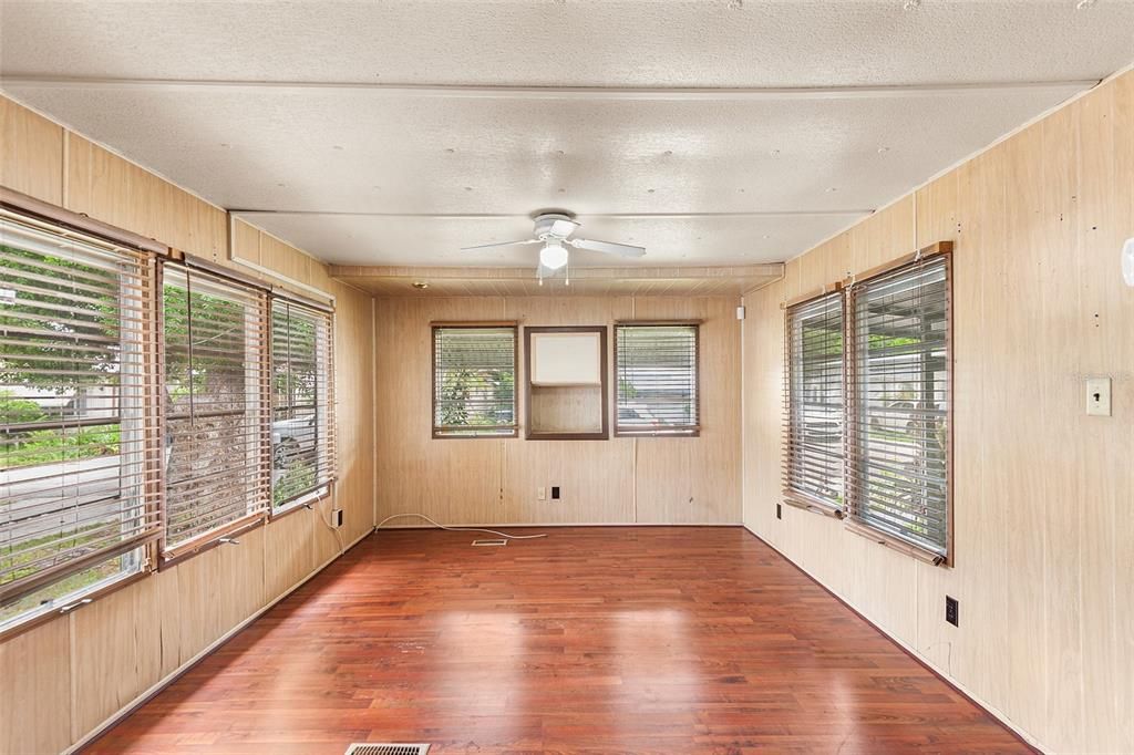 For Sale: $99,500 (1 beds, 1 baths, 552 Square Feet)