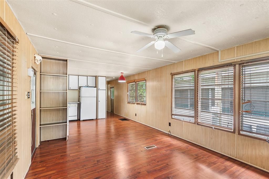For Sale: $99,500 (1 beds, 1 baths, 552 Square Feet)