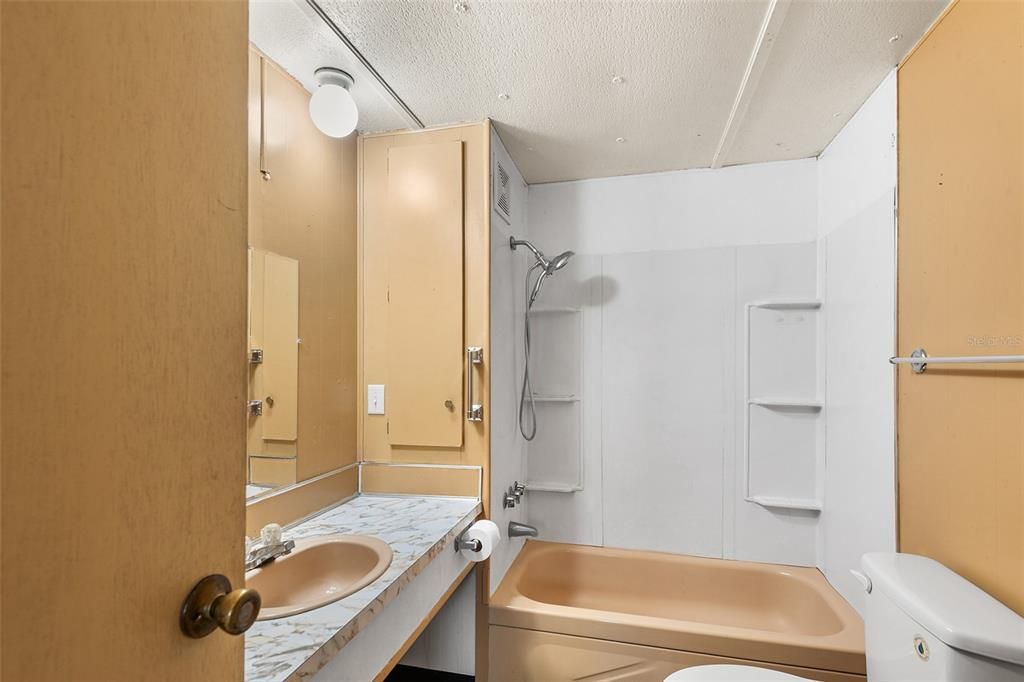 For Sale: $99,500 (1 beds, 1 baths, 552 Square Feet)