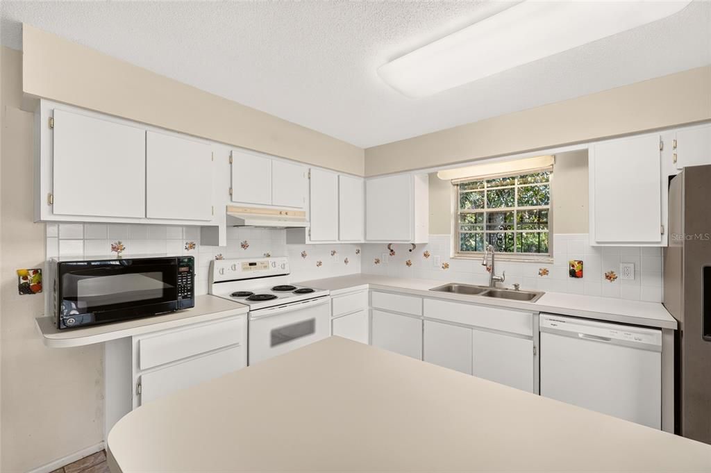 Active With Contract: $319,000 (3 beds, 2 baths, 2082 Square Feet)