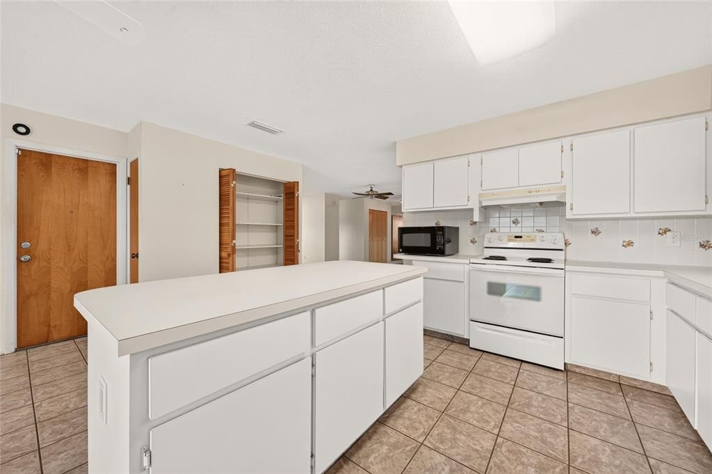 Active With Contract: $319,000 (3 beds, 2 baths, 2082 Square Feet)