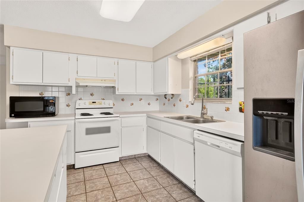 Active With Contract: $319,000 (3 beds, 2 baths, 2082 Square Feet)