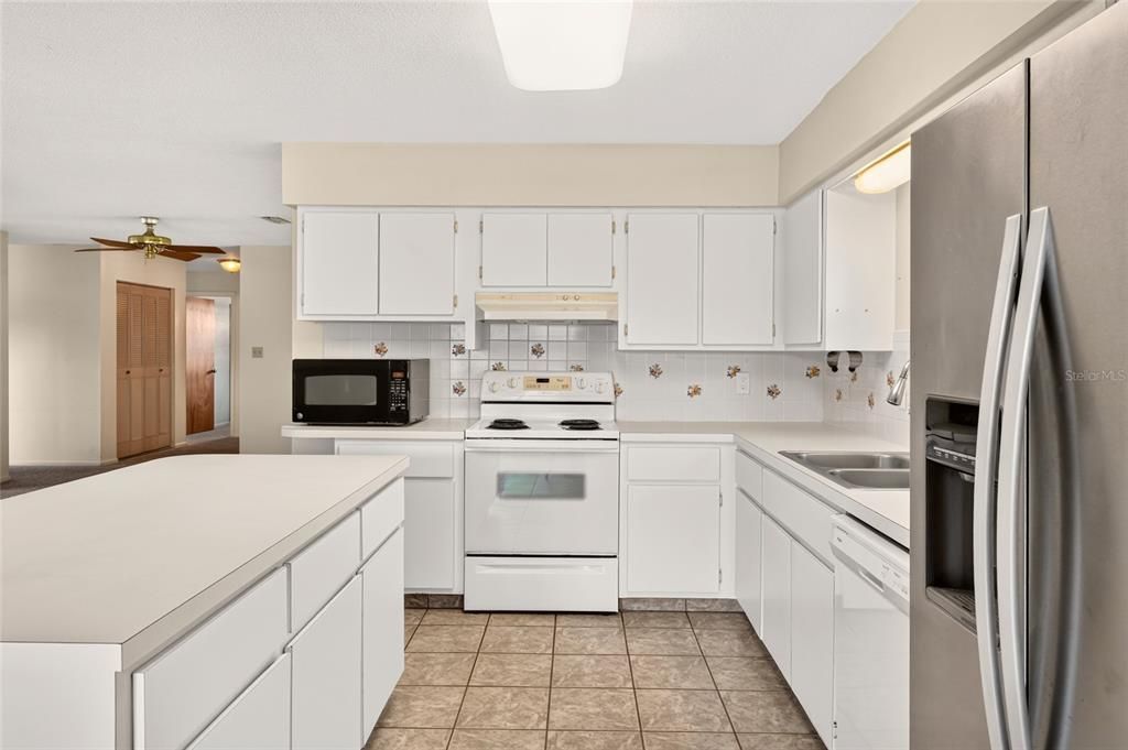 Active With Contract: $319,000 (3 beds, 2 baths, 2082 Square Feet)